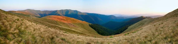 Verão Manhã Paisagem Montanha Com Duas Tenda Turística Encosta Ucrânia — Fotografia de Stock