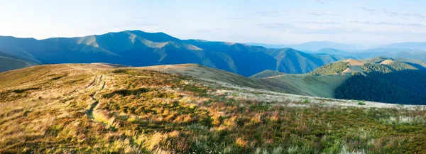 夏の朝 ウクライナ カルパティア山脈 の斜面に緑の森と山の風景 つのショット スティッチ画像 — ストック写真