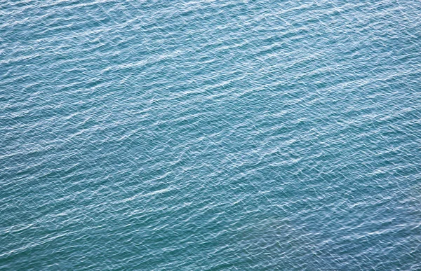 Superfície Água Azul Costeira Transparente Com Algumas Pedras Fundo — Fotografia de Stock