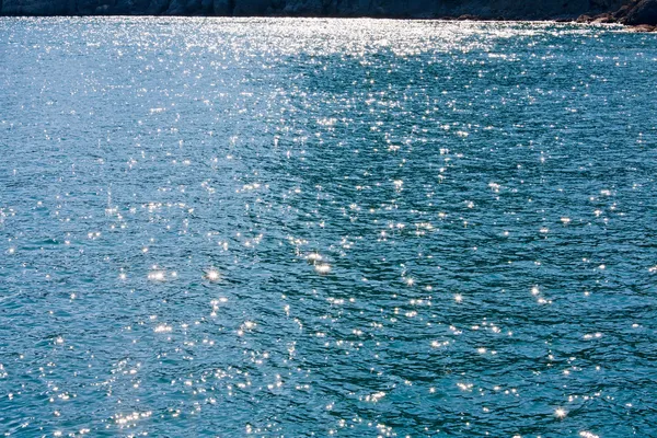 蔚蓝的大海水表面具有纹波和太阳反射闪耀 — 图库照片