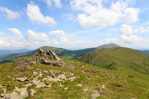 夏の山の尾根に大きな石 — ストック写真