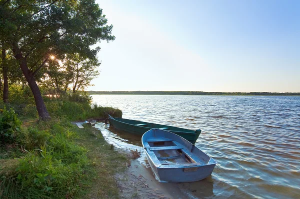 夏の湖の海岸の近くのボート — ストック写真
