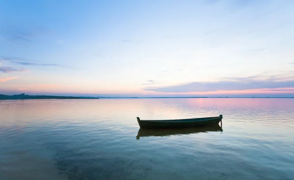 Pôr do sol e barco na margem do lago verão — Fotografia de Stock
