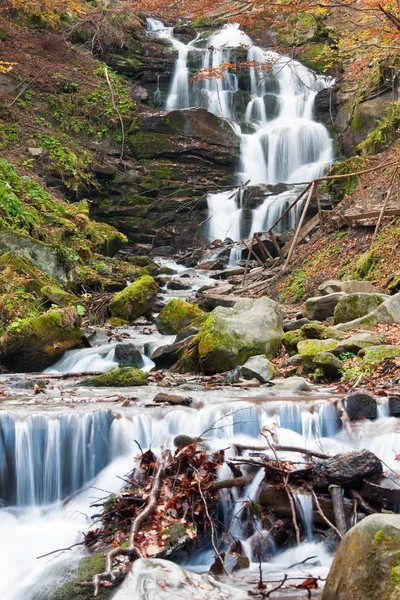 Cachoeiras em Rocky Autumn Stream — Fotografia de Stock