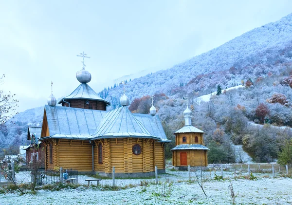 Igreja de madeira e outono floresta de montanha — Fotografia de Stock