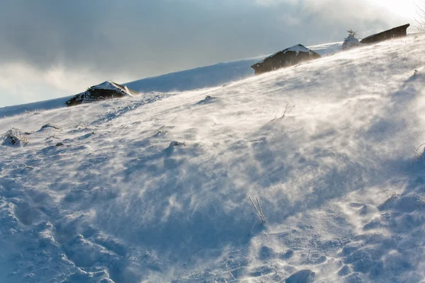 Winter besneeuwde en winderig bergzicht — Stockfoto