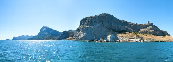 Genuese vesting en zomer rotsachtige kustlijn (Krim, Oekraïne) — Stockfoto
