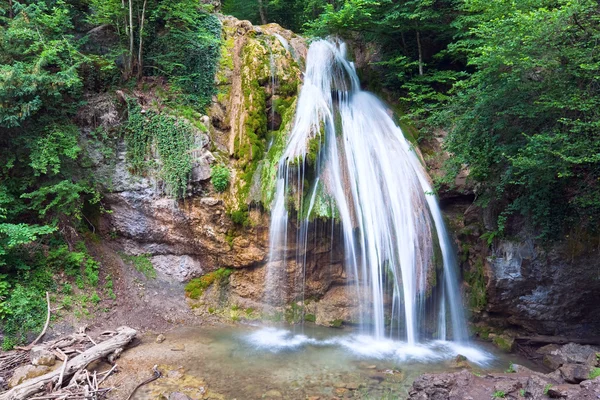 夏の山の滝 — ストック写真