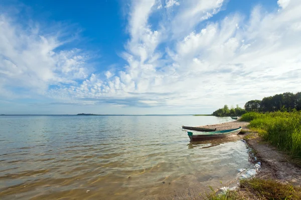 Barco cerca de la orilla del lago de verano —  Fotos de Stock