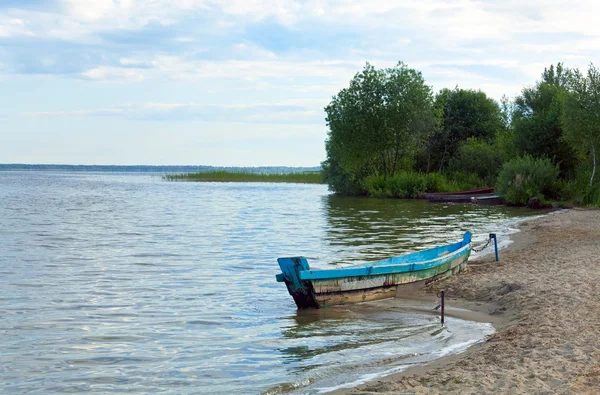 Yaz gölü kıyısında bir tekne. — Stok fotoğraf
