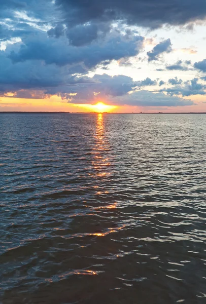 Zonsondergang uitzicht op het meer — Stockfoto