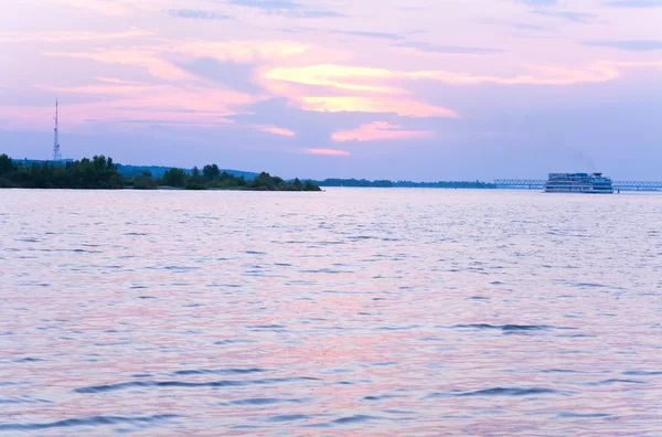 Grand bateau de croisière sur la rivière coucher de soleil — Photo