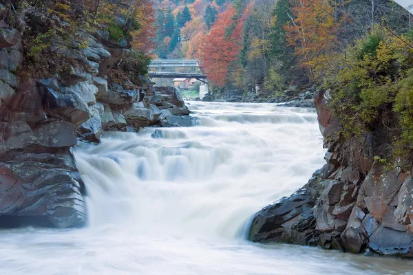 Błotniste wodospad na jesień górskiej rzece — Zdjęcie stockowe