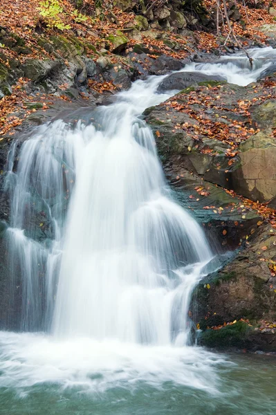 Wodospady na skalistym strumień jesień — Zdjęcie stockowe