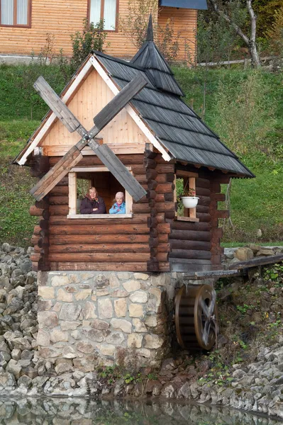 Abuela y nieta en casa de madera — Foto de Stock