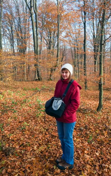 Wanita di hutan pegunungan musim gugur — Stok Foto