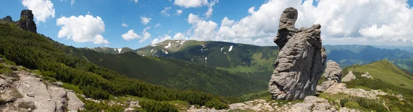 Dağ sırtı üzerine taşlı şekil — Stok fotoğraf