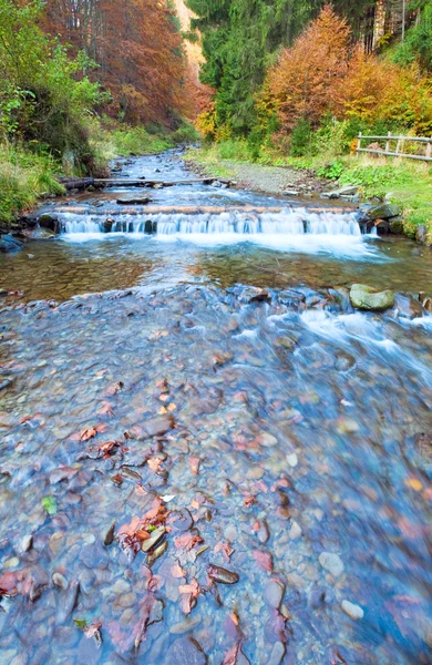 Ruisseau d'automne rocheux — Photo