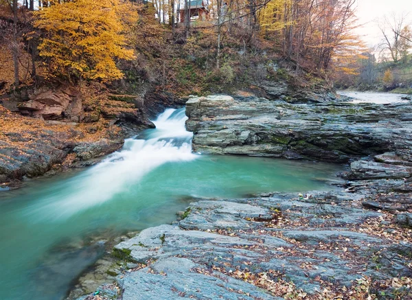 Vattenfall på steniga hösten ström — Stockfoto
