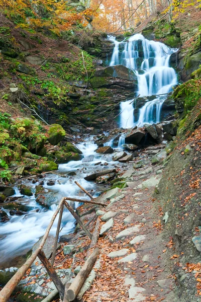 岩が多い秋ストリームの滝 — ストック写真