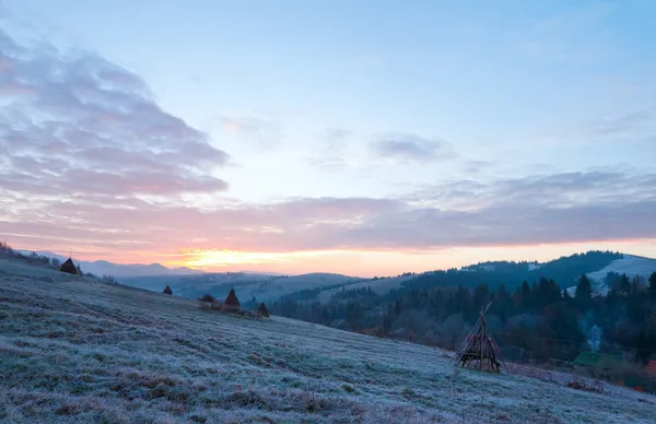 Ilk sonbahar frosts ve dağ sunrise — Stok fotoğraf