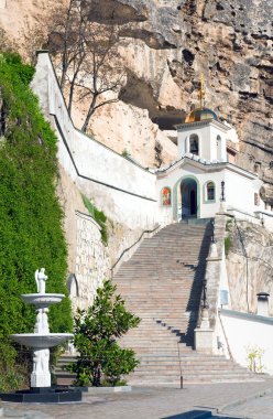 Mağara manastırın girişinde