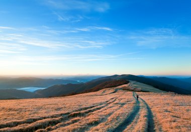 Sunrise sonbahar dağ yolu görünümü