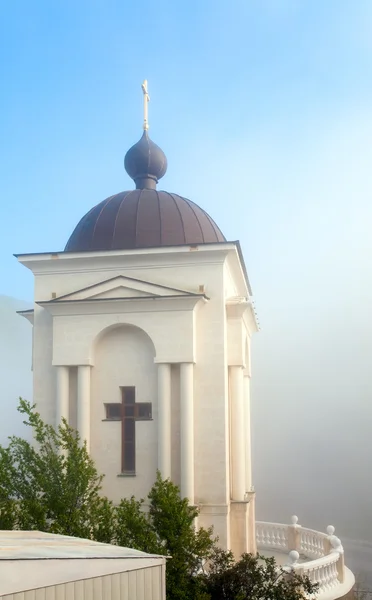 Православный чапель, весеннее туманное утро — стоковое фото
