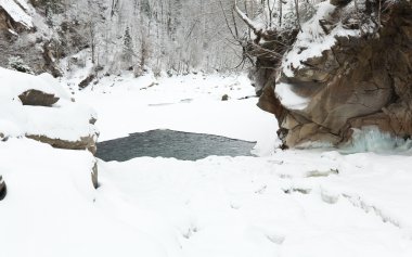 Kış dağ Nehri