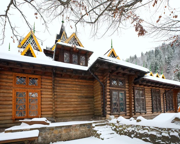 País casa de madeira e floresta de inverno — Fotografia de Stock