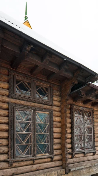Фрагмент заміського дерев'яного будинку — стокове фото