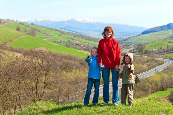 Turist familj och vår land dalen bergsutsikt — Stockfoto