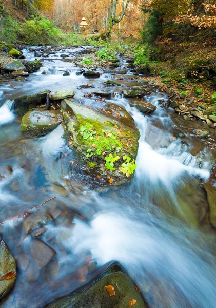 Ruisseau d'automne rocheux — Photo