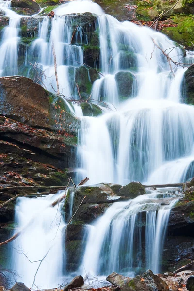 Wasserfälle auf felsigem Herbstbach — Stockfoto