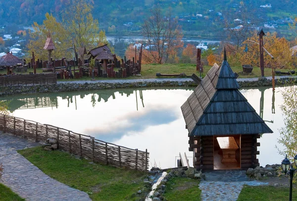Drewniany dom w pobliżu niewielkiego jeziora. — Zdjęcie stockowe