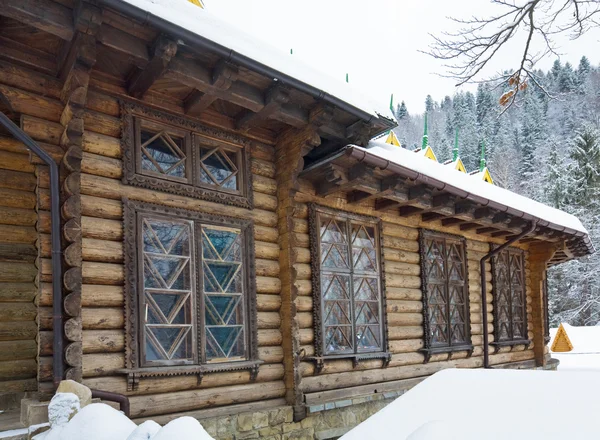 Ξύλινο σπίτι χώρα και το δάσος του χειμώνα — Φωτογραφία Αρχείου
