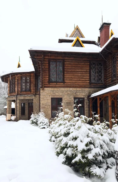 Kış çam ağaçları ve kır ahşap evi — Stok fotoğraf
