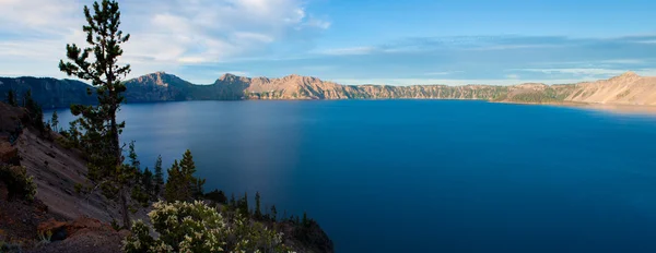 Szeroki kąt crater lake — Zdjęcie stockowe