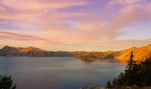 Ηλιοβασίλεμα στη λίμνη κρατήρα — Φωτογραφία Αρχείου