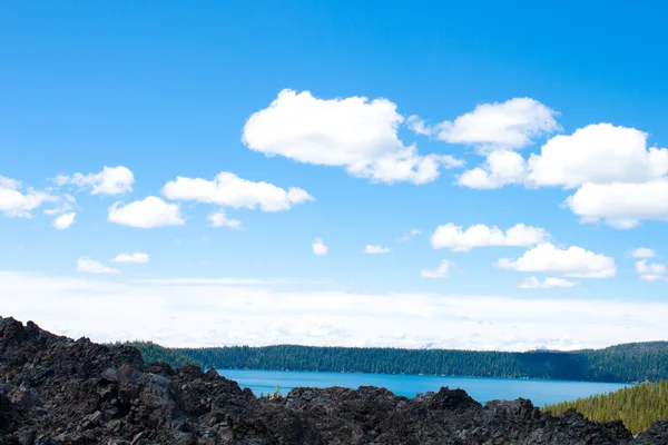 Aliran Obsidian Oregon Dengan Danau Paulina Sebagai Latar Belakang — Stok Foto