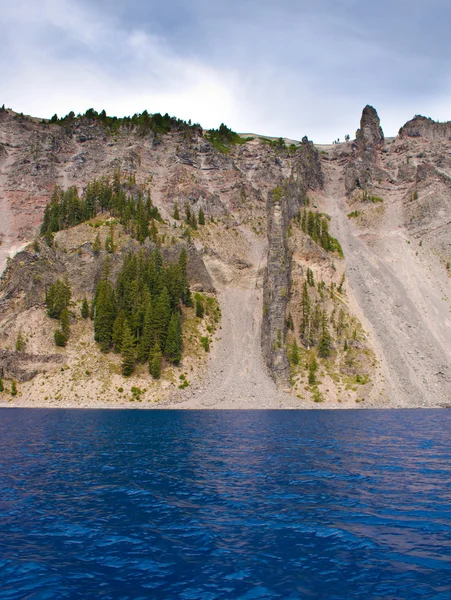 Widok Diabły Tylnej Kości Wewnątrz Crater Lake — Zdjęcie stockowe