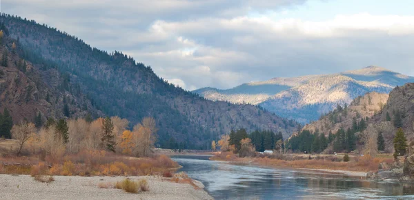 在蒙大拿州大观河与山的美丽风景 — 图库照片