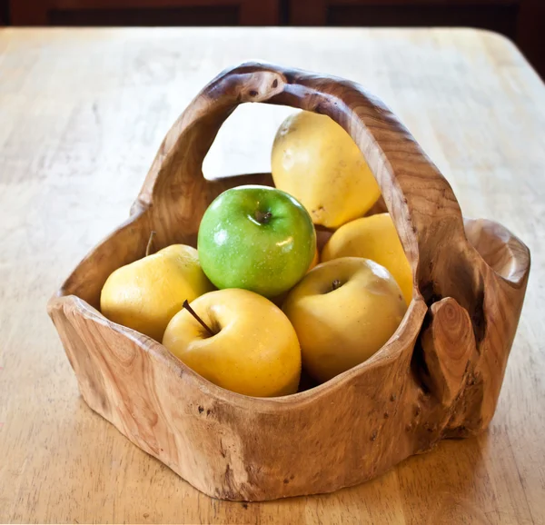 Tüm Sarı Elma Bir Ahşap Sepet Yeşil Olan Bir Oyma — Stok fotoğraf