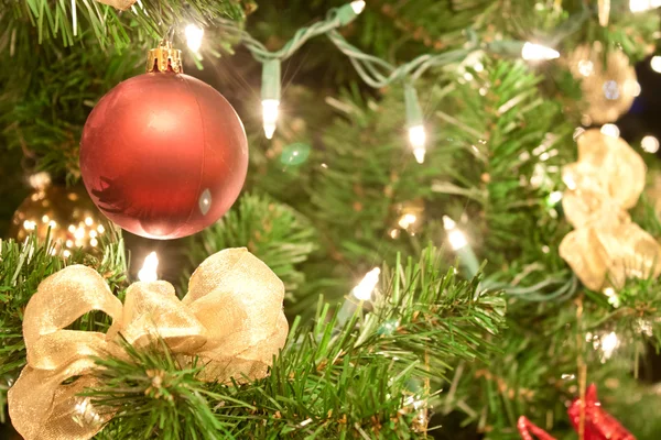 クリスマス ツリーの装飾の多くの異なる謝ったをライトアップ — ストック写真
