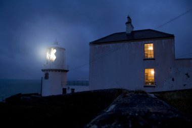 İrlandalı deniz feneri ve evler