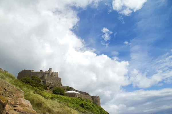 Замок и небо на горе Оргей Джерси — стоковое фото
