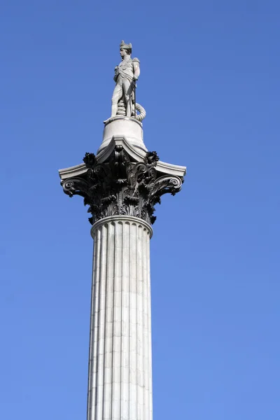 纳尔逊纪念柱蓝天的衬托 — 图库照片