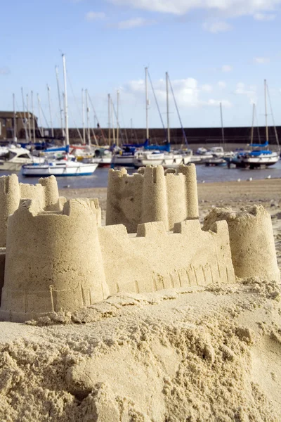Песочный замок и гавань — стоковое фото