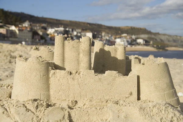 Castillo de arena en la ciudad costera — Foto de Stock
