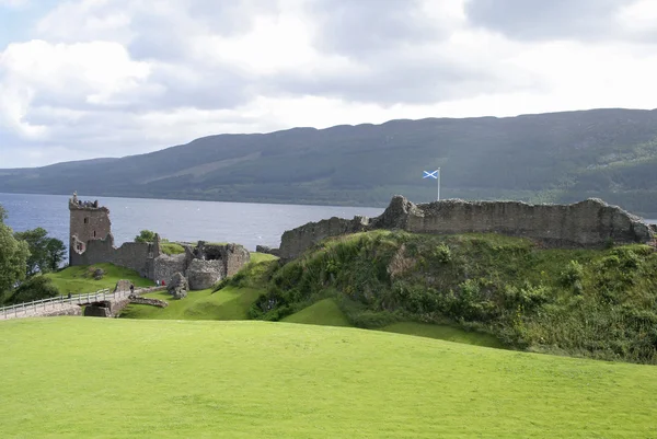 Castle and Loch Ness — Stock Photo, Image